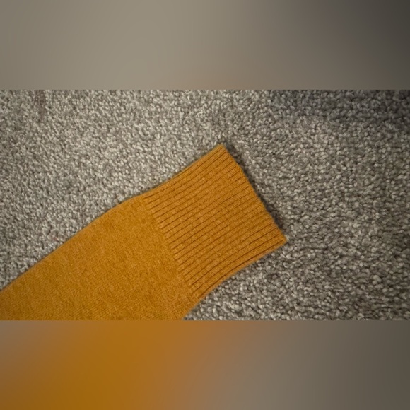 GAP Women’s Small Yellow U-Neck Button Cardigan - Picture 3 of 9